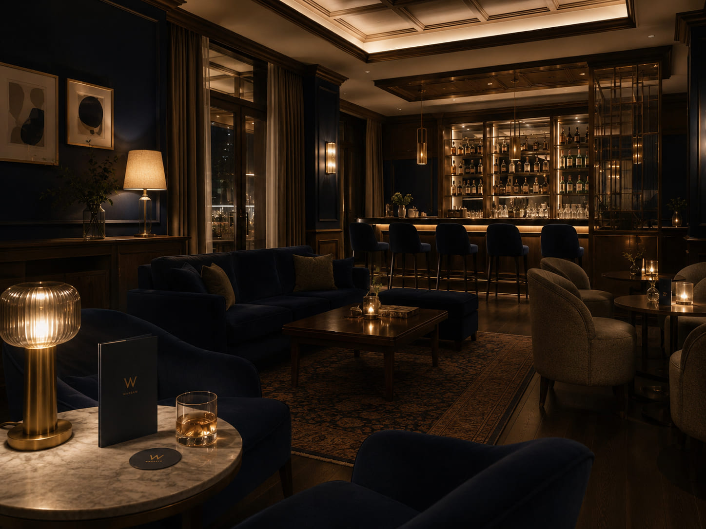 Golden Hour Lounge — głębokie siedziska, ciepłe lampy, szklane detale, stonowane złoto i granat